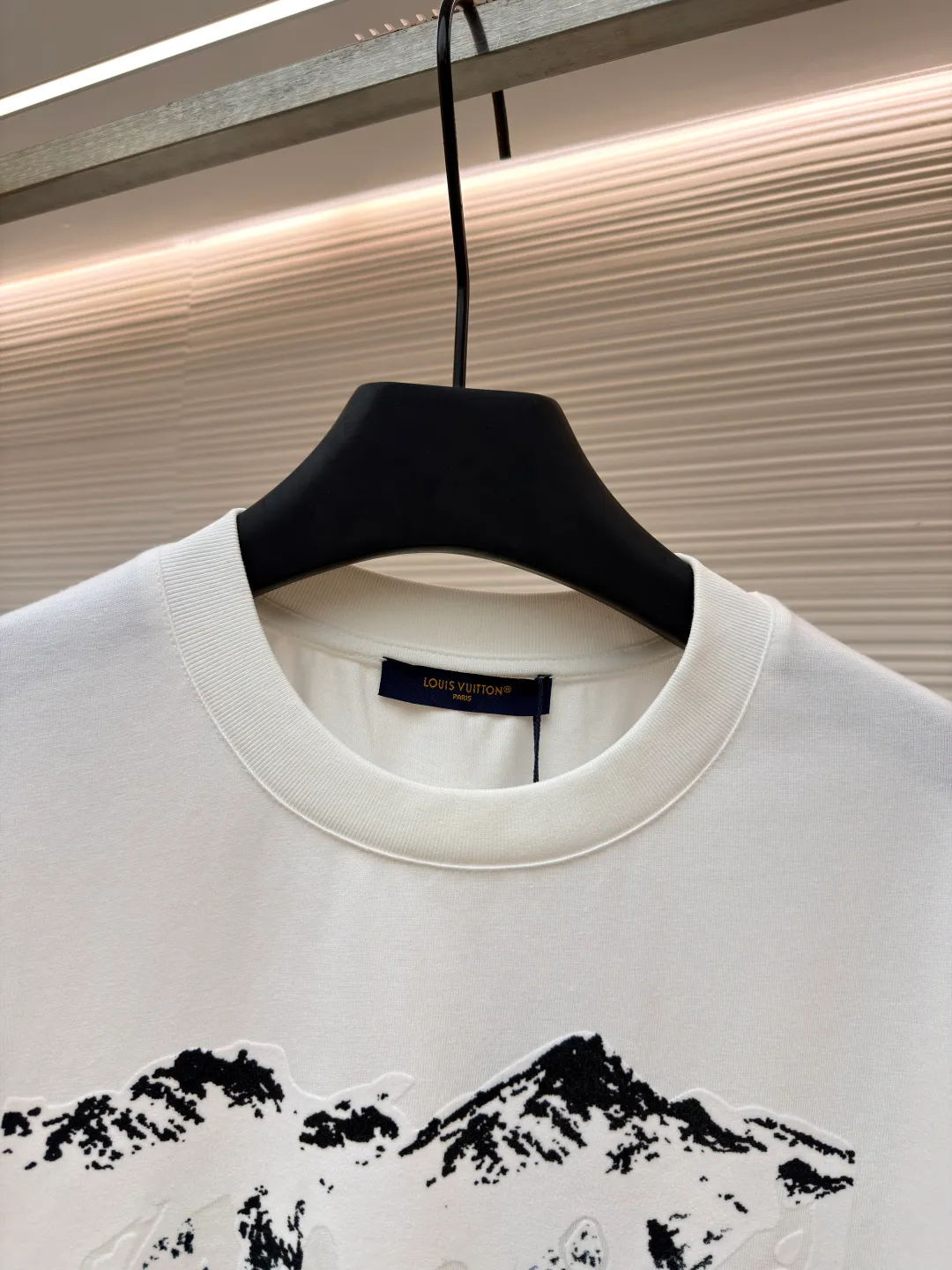 LOUIS VUITTON SKI ski foam flocked printed T-shirt short sleeves ●Original version: purchased and developed by 14029 ●Item number: 1681310-A15 ●Fabric: velvet fabric ●Technology: flocking production ●Color: white ●Version: fitted version ●Weight: about 275 grams ●Size: XS-S-M-L ●Description: Made of 60-count mercerized double-ply fabric with 1*1 Salona thread. After the garment is made, the fabric is fermented using a special washing process to prevent shrinkage and maintain the softness of the fabric. The front uses foam printing and a customized 1:1 trademark. The overall wiring is straight and delicate, the fabric is comfortable and soft, and the color is consistent without color difference. It can be matched with the same style to create a fashionable look and control various occasions. Customized accessories, complete with three standards, same style for men and women!